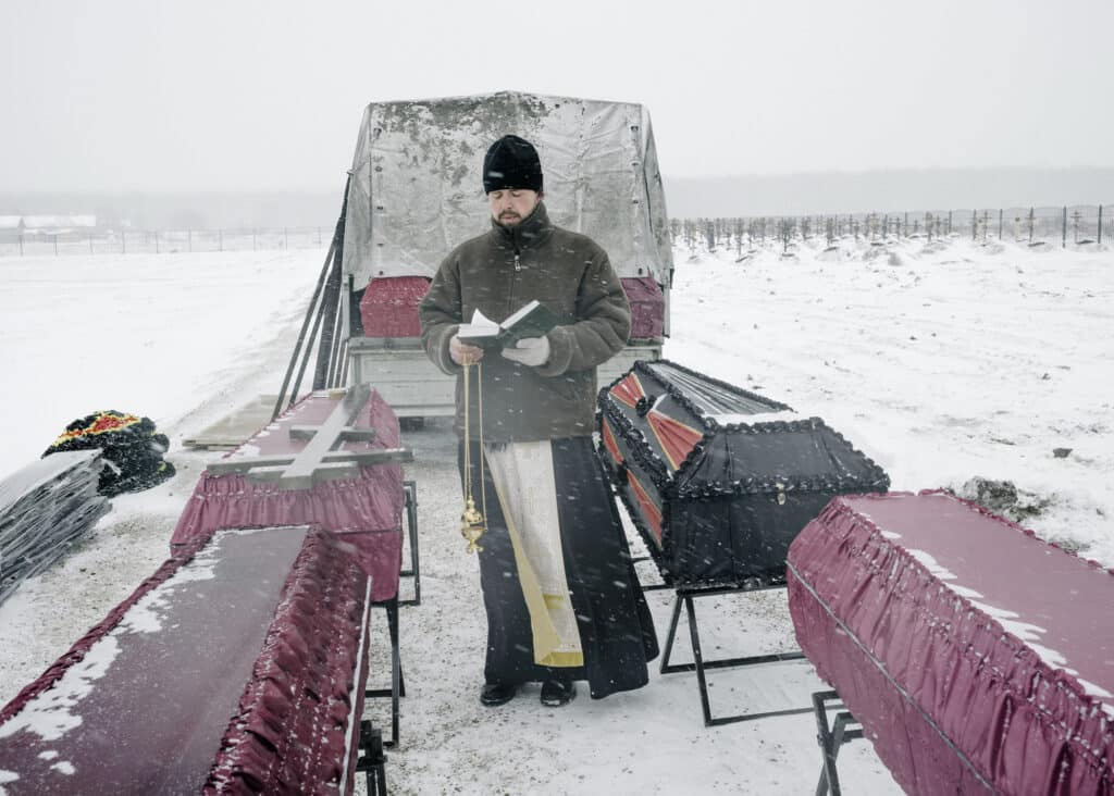 Au cimetière, Père Dmitri, un prêtre orthodoxe, donne une bénédiction funéraire aux combattants russes du groupe Wagner. Russie, Bakinskaya, 7 février 2023. © Nanna Heitmann / Magnum photos Lauréate du Prix Françoise Demulder 2022 At the cemetery, an Orthodox priest known as Father Dmitri gives a funeral blessing for Russians fighting with the Wagner Group. Russia, Bakinskaya, February 7, 2023. © Nanna Heitmann / Magnum Photos Winner of the 2022 Françoise Demulder Photography Grant Photo libre de droit uniquement dans le cadre de la promotion de la 35e édition du Festival International du Photojournalisme "Visa pour l'Image - Perpignan" 2023 au format 1/4 de page maximum. Résolution maximale pour publication multimédia : 72 dpi Mention du copyright obligatoire. Cette image ne pourra plus être utilisée en libre de droit après le 31 décembre 2023. The photos provided here are copyright but may be used royalty-free for press presentation and promotion of the 35th International Festival of Photojournalism Visa pour l'Image - Perpignan 2023. Maximum size printed: quarter page Maximum resolution for online publication: 72 dpi Copyright and photo credits (listed with captions) must be printed. This photo can no longer be used royalty-free after December 31, 2023.