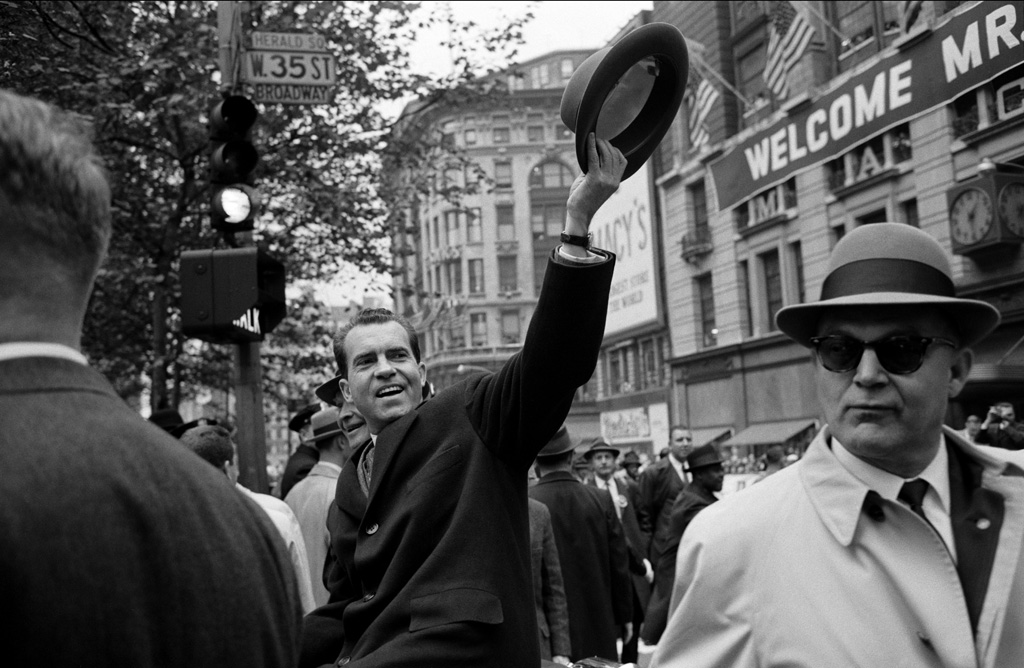 Richard Nixon en campagne présidentielle, New York, 1960 © Henri Dauman
