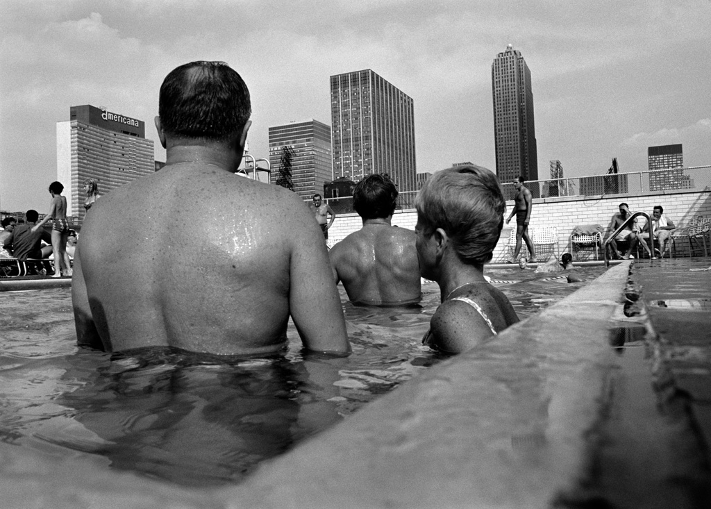 Roof-top living, 8th Avenue, New York, 1963 © Henri Dauman