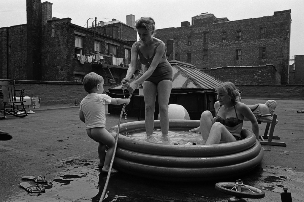 Roof-top living, The Bowery, New York, 1963 © Henri Dauman