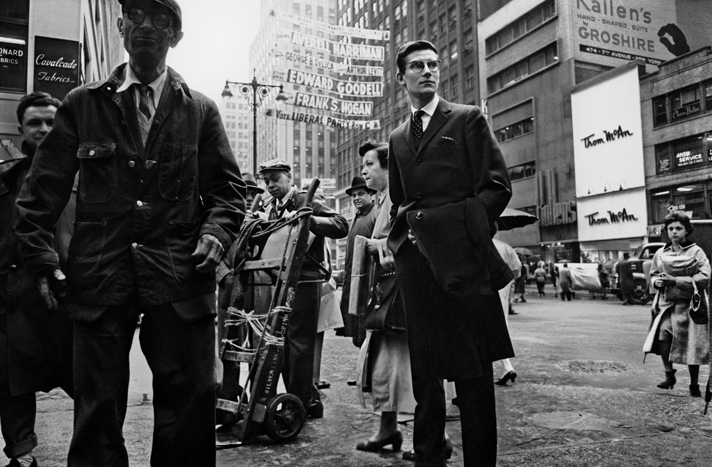 Yves Saint Laurent on 5th Avenue, New York, 1958 © Henri Dauman