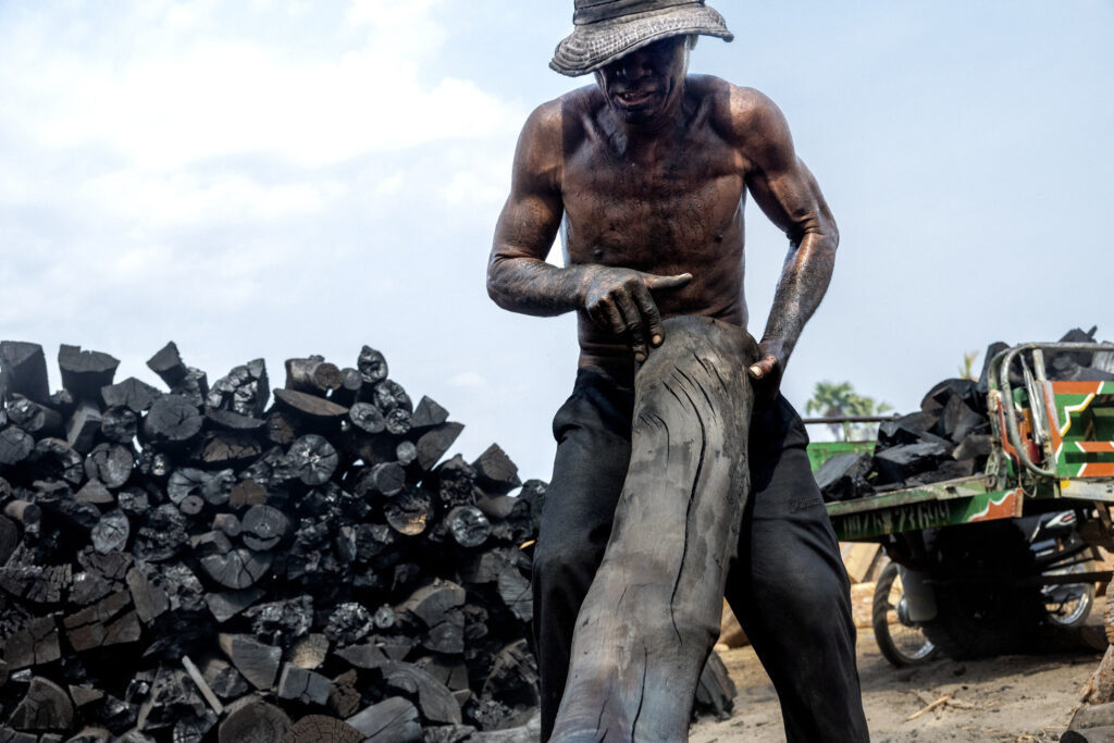 Cambodge, 2023. Village de Chong Da, district de Santuk. Les villageois produisent du charbon de bois à grande échelle dans plus de cent fours en terre, un travail de forçat. © Pascal Maitre / MYOP
