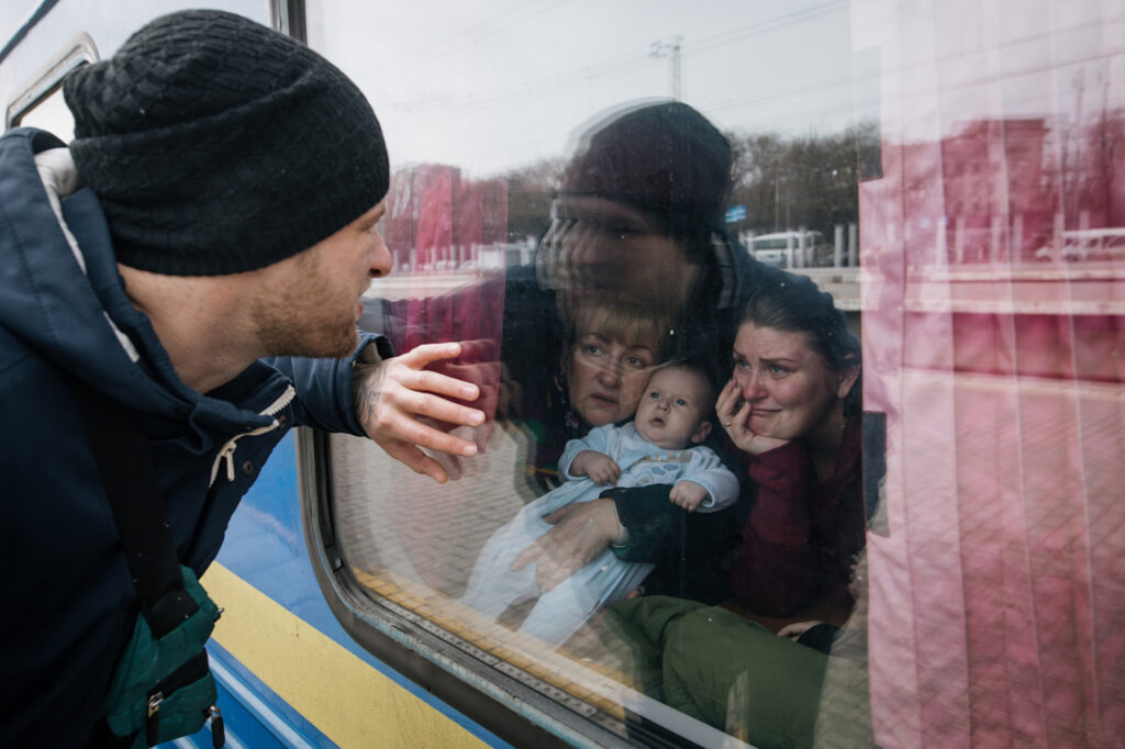Ukraine, Odessa, le 3 mars 2022. Des trains d’évacuation ont été mis en place pour permettre aux civils de fuir l'invasion russe. Les hommes, en revanche, sont réquisitionnés et ne peuvent pas quitter le pays. Ici un homme dit au revoir à sa femme et son fils.