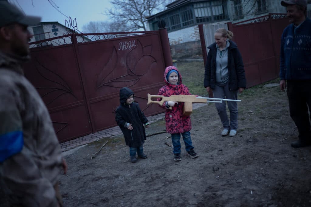 Ukraine, West of Kyiv - In Chernihiv Oblast - March 31, 2022. Ukrainian troops have just liberated a village occupied since the beginning of the war by Russian troops from Belarus. The destroyed vehicles marked with the Russian O (Z being the battalions on the Eastern front) are symbolically repainted with the Ukrainian yellow and blue. The villagers can finally flee to the west, in a convoy stamped "Gens"