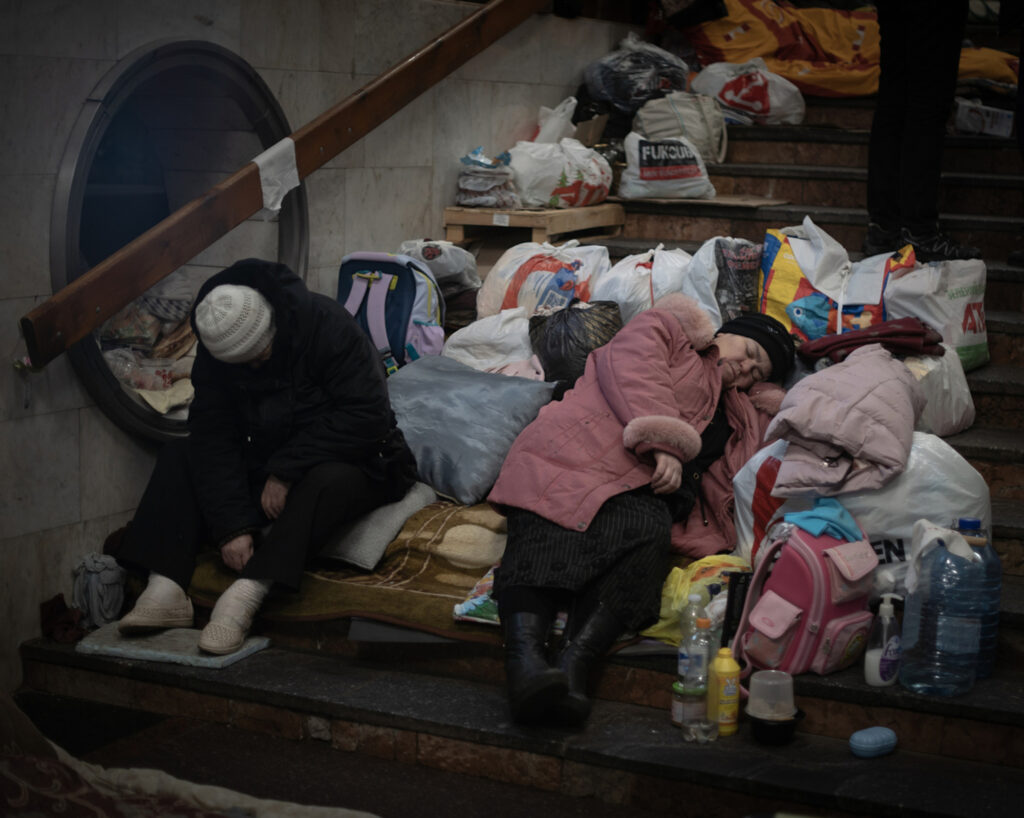 UKRAINE. Kharkiv. Des habitants se sont réfugiés dans le métro de la ville pour échapper aux bombardements. 4 avril 2022.