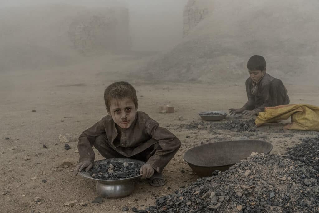 Travail des enfants dans une briqueterie. Périphérie de Kaboul, Afghanistan, 20 août 2022. Child labor in a brick factory. Outskirts of Kabul, Afghanistan, August 20, 2022. © Ebrahim Noroozi / Associated Press Photo libre de droit uniquement dans le cadre de la promotion de la 35e édition du Festival International du Photojournalisme "Visa pour l'Image - Perpignan" 2023 au format 1/4 de page maximum. Résolution maximale pour publication multimédia : 72 dpi Mention du copyright obligatoire. Cette image ne pourra plus être utilisée en libre de droit après le 31 décembre 2023. The photos provided here are copyright but may be used royalty-free for press presentation and promotion of the 35th International Festival of Photojournalism Visa pour l'Image - Perpignan 2023. Maximum size printed: quarter page Maximum resolution for online publication: 72 dpi Copyright and photo credits (listed with captions) must be printed. This photo can no longer be used royalty-free after December 31, 2023.