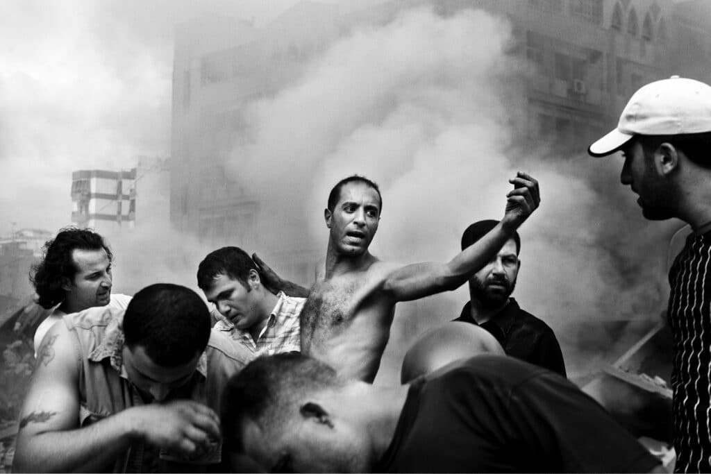 Des civils à la recherche de survivants après une frappe aérienne israélienne. Beyrouth, Liban, 2006. Civilians searching for survivors after an Israeli air strike. Beirut, Lebanon, 2006. © Paolo Pellegrin / Magnum Photos Photo libre de droit uniquement dans le cadre de la promotion de la 35e édition du Festival International du Photojournalisme "Visa pour l'Image - Perpignan" 2023 au format 1/4 de page maximum. Résolution maximale pour publication multimédia : 72 dpi Mention du copyright obligatoire. Cette image ne pourra plus être utilisée en libre de droit après le 31 décembre 2023. The photos provided here are copyright but may be used royalty-free for press presentation and promotion of the 35th International Festival of Photojournalism Visa pour l'Image - Perpignan 2023. Maximum size printed: quarter page Maximum resolution for online publication: 72 dpi Copyright and photo credits (listed with captions) must be printed. This photo can no longer be used royalty-free after December 31, 2023.