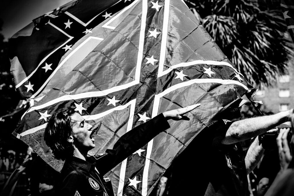 Rassemblement de groupes néo-nazis et néo-confédérés manifestant contre le retrait du drapeau confédéré. Caroline du Sud. Rally by neo-Nazi and neo-Confederate groups protesting against the removal of the Confederate flag. South Carolina. © Mark Peterson / Redux Pictures Photo libre de droit uniquement dans le cadre de la promotion de la 35e édition du Festival International du Photojournalisme "Visa pour l'Image - Perpignan" 2023 au format 1/4 de page maximum. Résolution maximale pour publication multimédia : 72 dpi Mention du copyright obligatoire. Cette image ne pourra plus être utilisée en libre de droit après le 31 décembre 2023. The photos provided here are copyright but may be used royalty-free for press presentation and promotion of the 35th International Festival of Photojournalism Visa pour l'Image - Perpignan 2023. Maximum size printed: quarter page Maximum resolution for online publication: 72 dpi Copyright and photo credits (listed with captions) must be printed. This photo can no longer be used royalty-free after December 31, 2023.