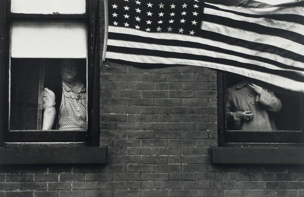 Robert Frank, Parade, Hoboken, New Jersey, 1955-56, tirage 1972-77, épreuve à la gélatine argentique, Museum of Fine Arts, Houston, Target Collection of American Photography, achat du musée financé par Target Stores. The June Leaf and Robert Frank Foundation