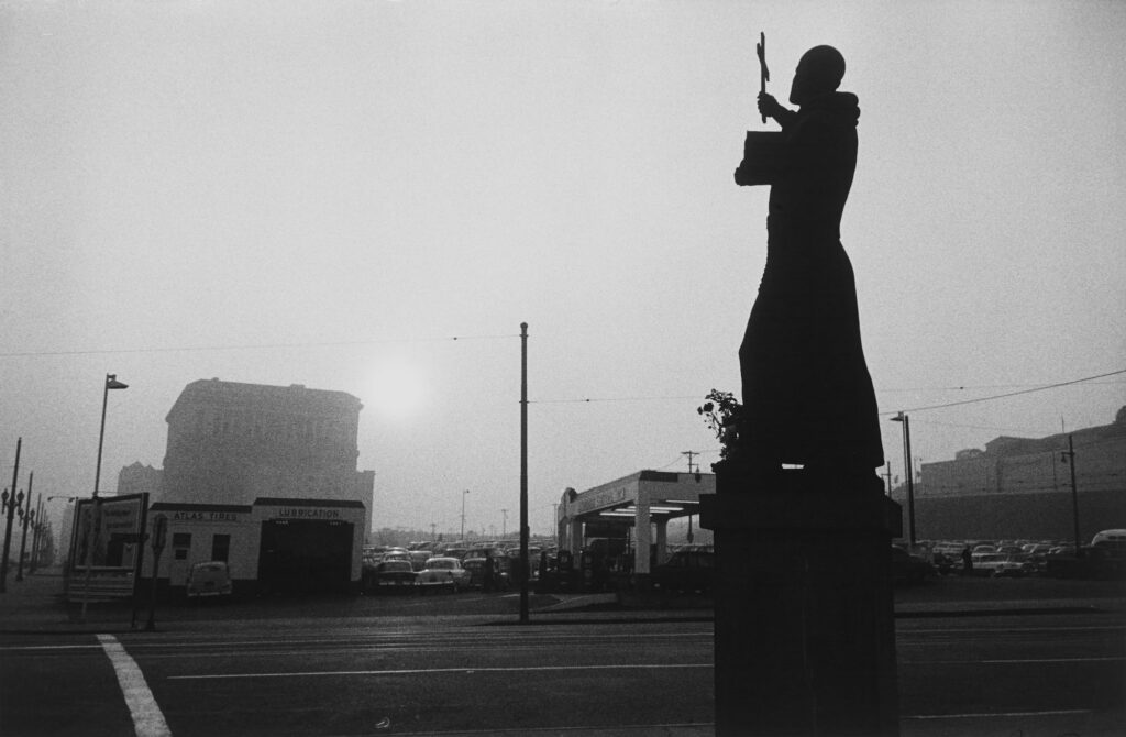 St Francis, station-service et hôtel de ville, Los Angeles, 1956, Musée des beaux-arts de Houston.