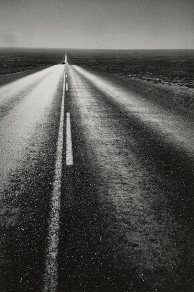 Robert Frank, U.S. 285, New Mexico, 1955, épreuve à la gélatine argentique, Museum of Fine Arts, Houston, achat du musée financé par Jerry E. et Nannette Finger. The June Leaf and Robert Frank Foundation