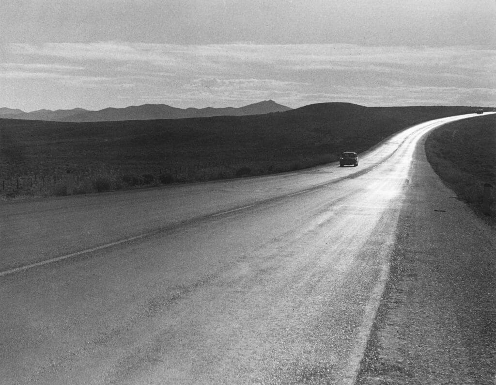 Todd Webb, Between Lovelock and Fernley, NV, 1956, imprimé 2023, impression jet d'encre, avec l'aimable autorisation de Todd Webb Archive. Todd Webb Archive