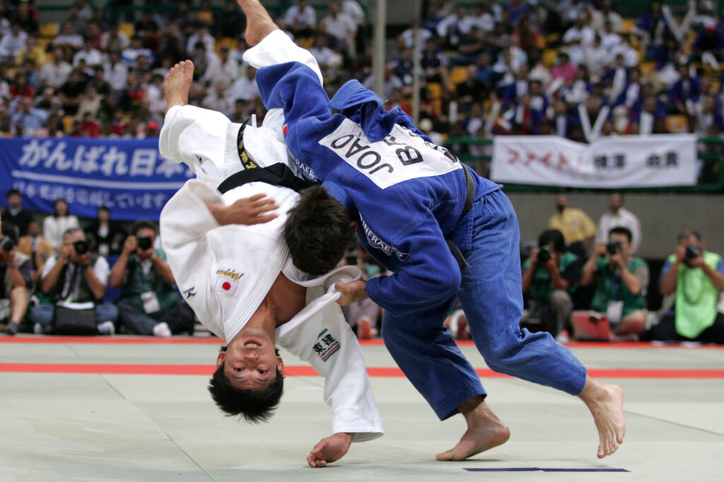 Finale des Mondiaux 2005 du Caire, dans la catégorie moins de 66 kg (poids mi-légers). Le judoka japonais Masato Uchishiba face au Brésilien João Derly. © Didier Fèvre