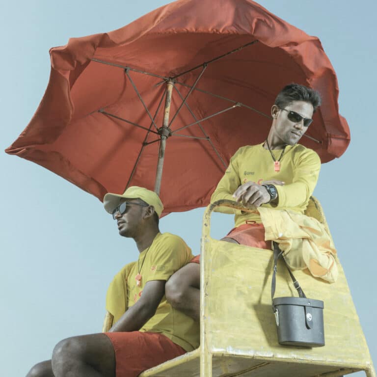 Deux sauveteurs bangladais sur la plage de Cox's Bazar © Ismail Ferdous