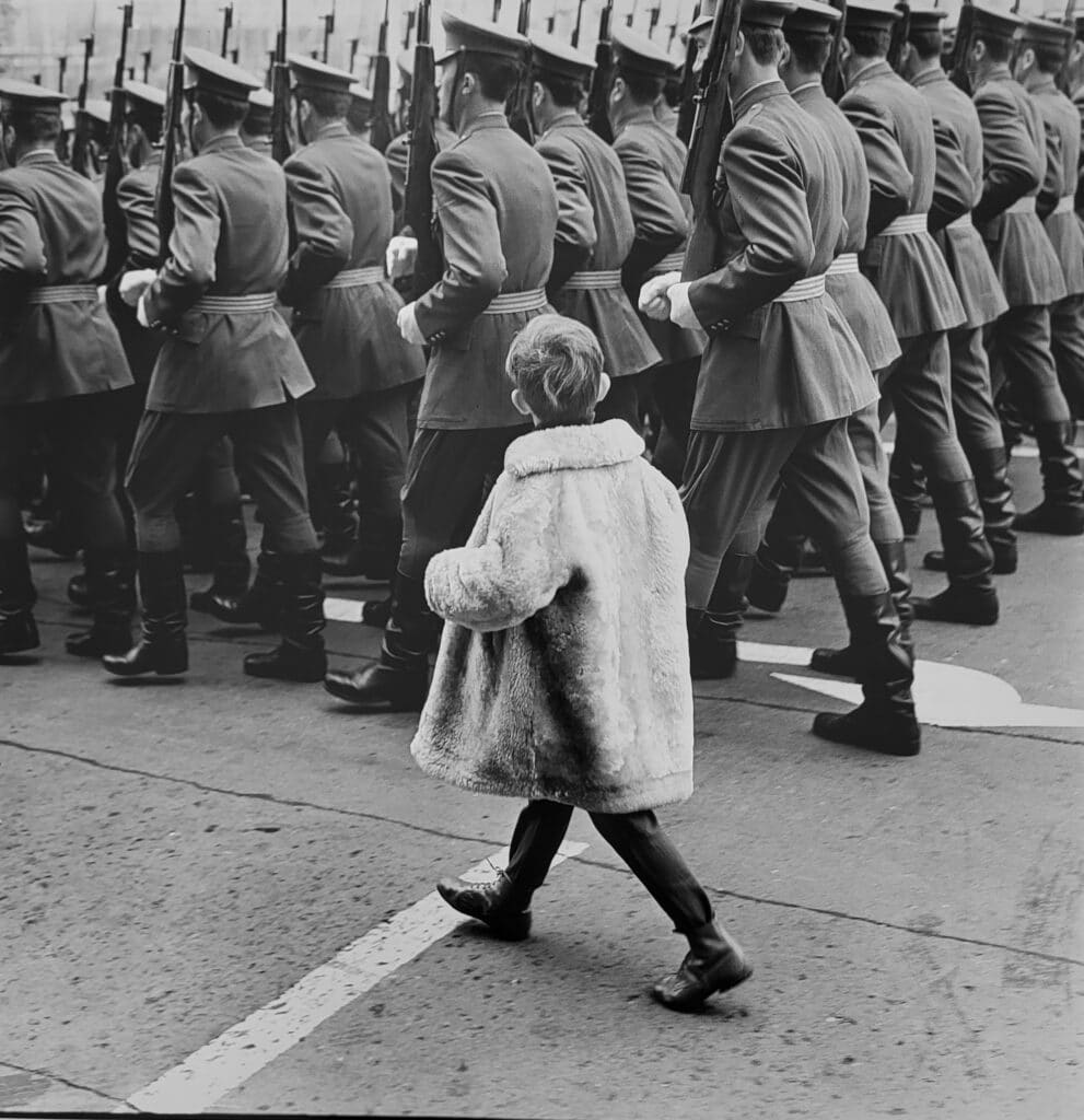 Gyula Zaránd, Pas de parade 1968, Hongrie, tirage d'époque sur papier aux sels d'argent