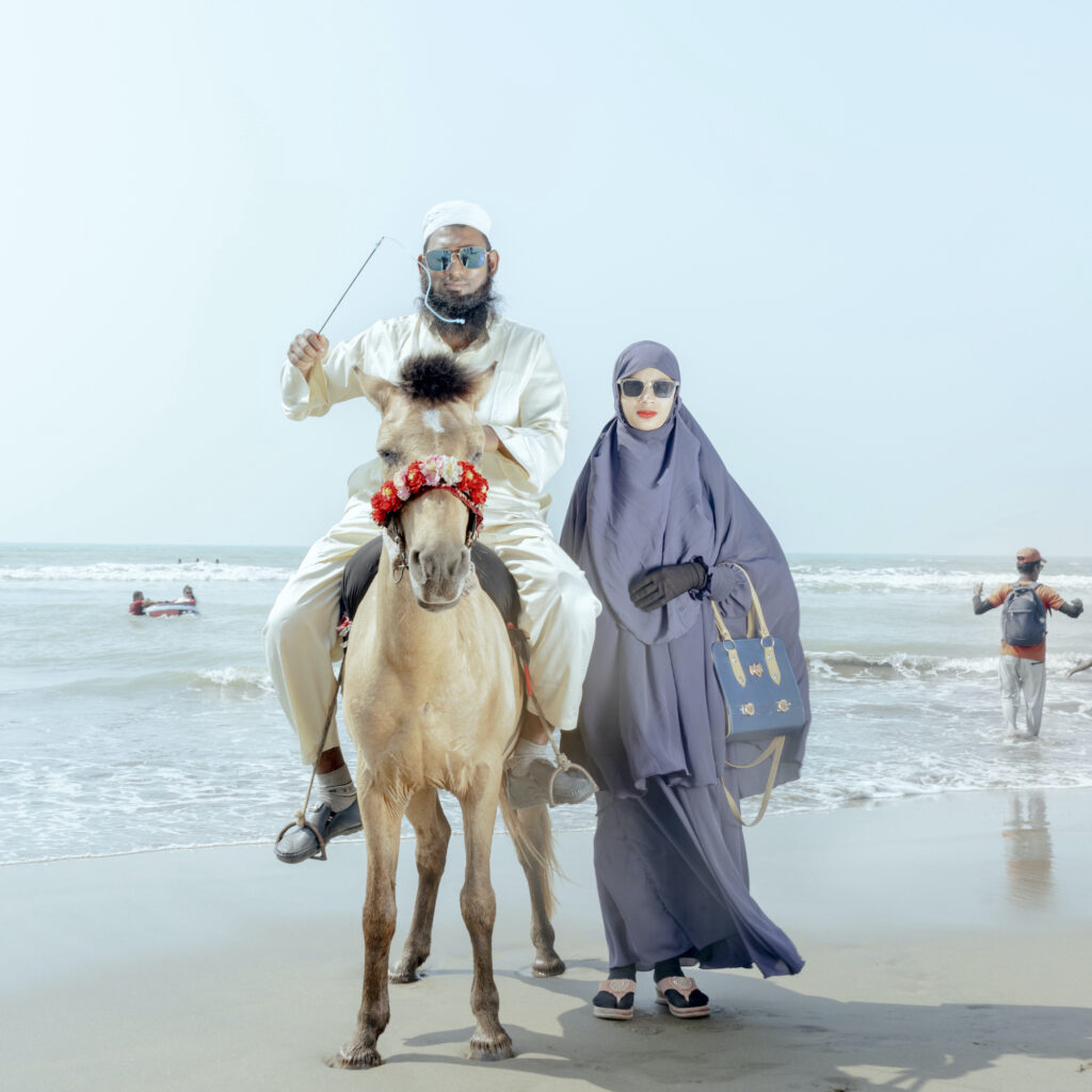 A couple poses for a picture at the Cox's Bazar Beach © Ismail Ferdous