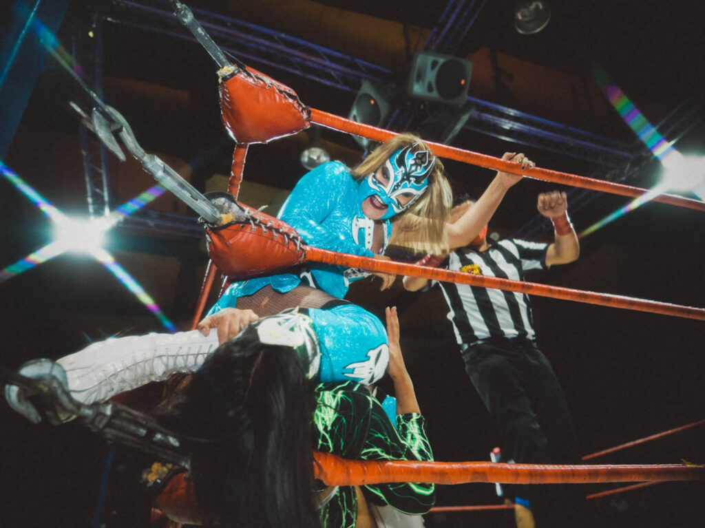Mexico, Mexico City, 2022/04/21. During a decisive match for the IWRG belt, Sagittarius Recio knees his rival in the face from the first rope. Photography by Theo Saffroy / Hans Lucas.