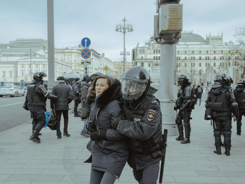 Des milliers de manifestants sont descendus dans les rues des villes russes pour protester contre la décision de Poutine d'envahir l'Ukraine. Cependant, la police a souvent été plus nombreuse que les manifestants. Plus de 14 000 personnes ont été arrêtées, selon OVD-info © Nanna Heitmann/Magnum Photos