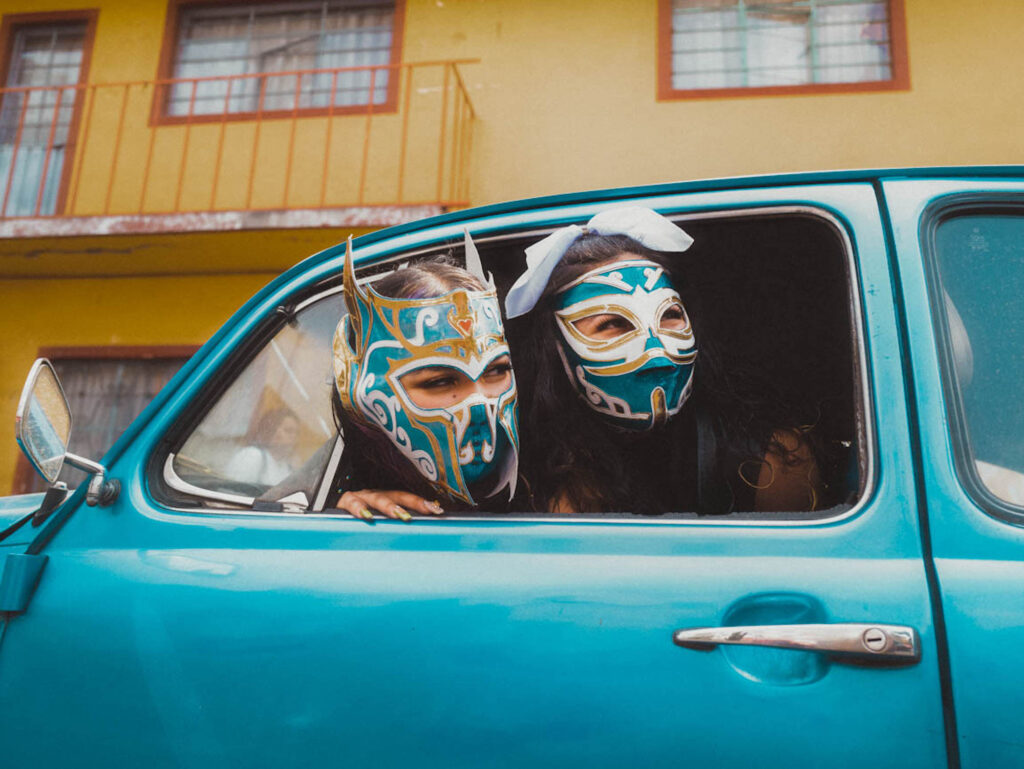 Mexique, Mexico, 2023/03/13. Les deux soeurs Krissta et Sairely dans une coccinelle bleue. ©Theo Saffroy