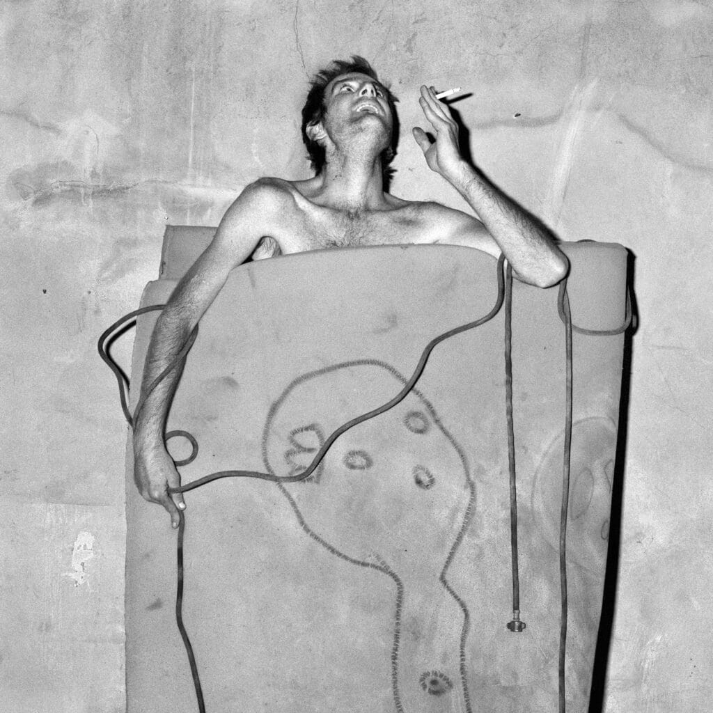 Engulfed, 2004 © Roger Ballen / Courtesy Les Douches la Galerie, Paris.