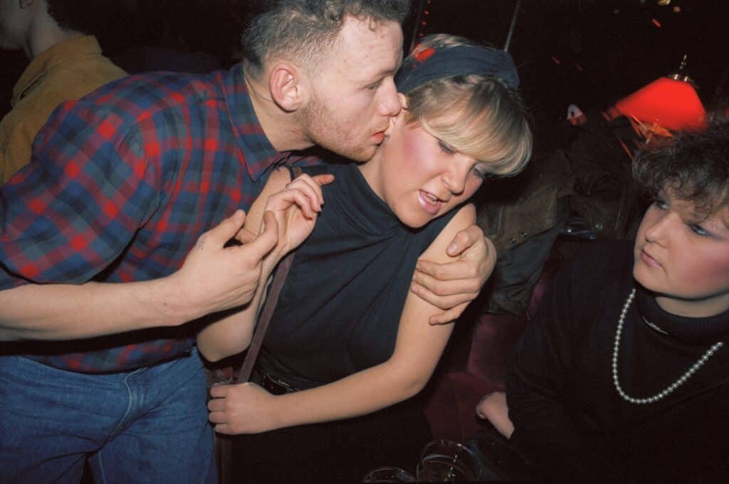 Vernon and Walassey sisters, 1984, série Looking for love © Tom Wood courtesy galerie Sit Down