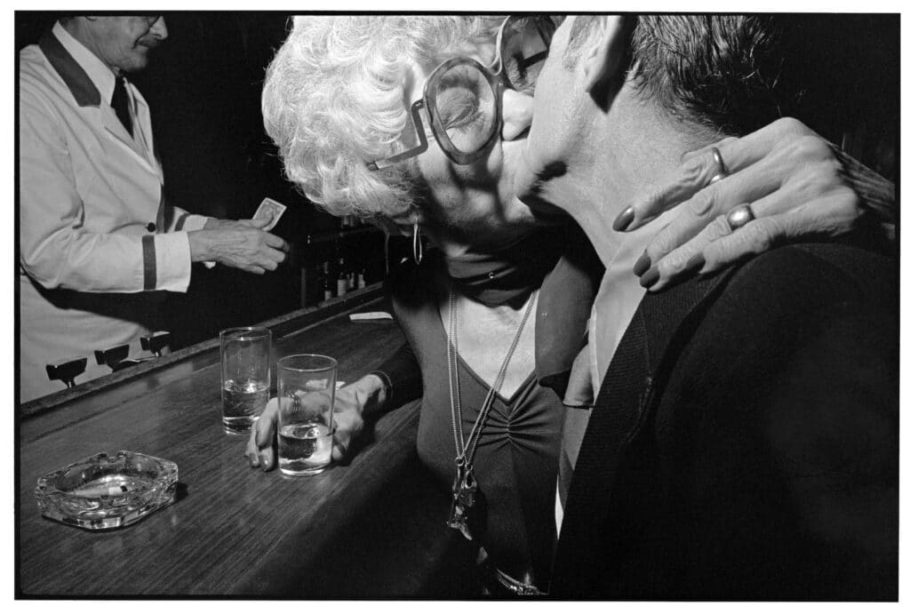 Kissing in a bar, New York, 1977 © 2023 Mary Ellen Mark
