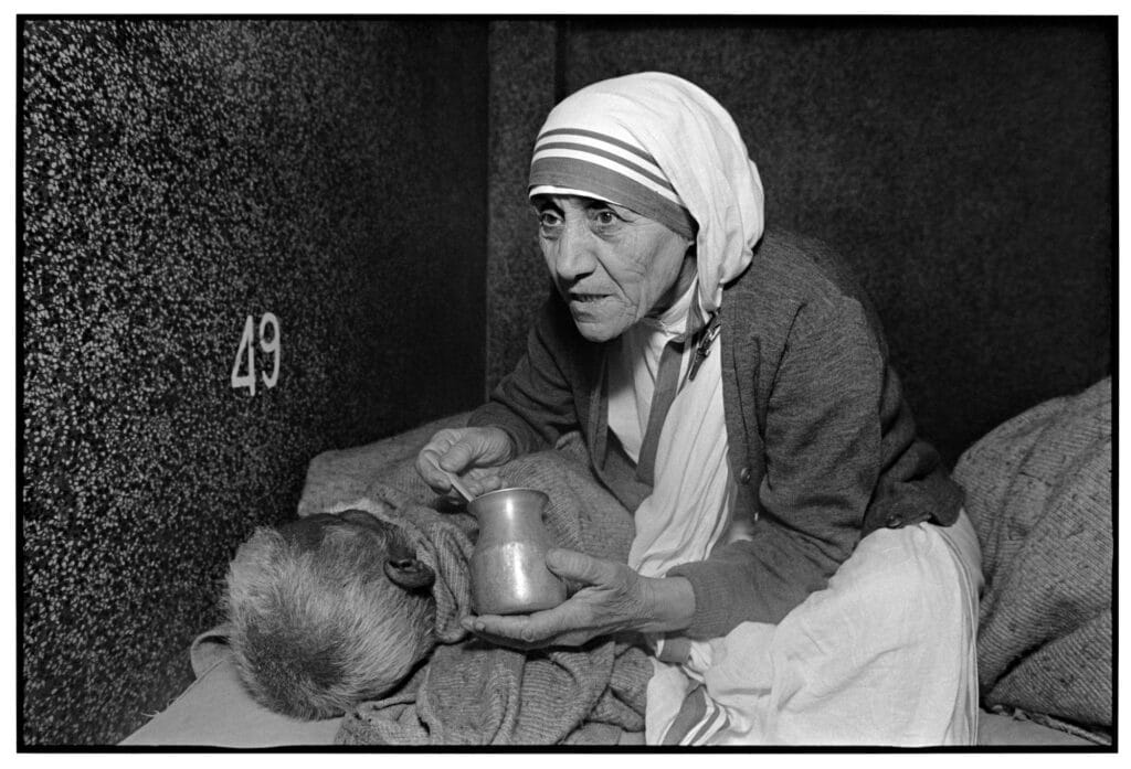 Mother Teresa at the home for the dying, Kolkata, 1980 © 2023 Mary Ellen Mark