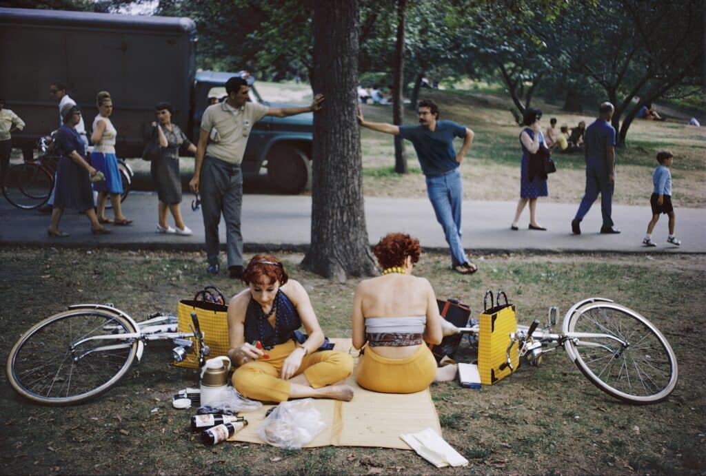 New York City, 1966 © Joel Meyerowitz, Courtesy Howard Greenberg Gallery