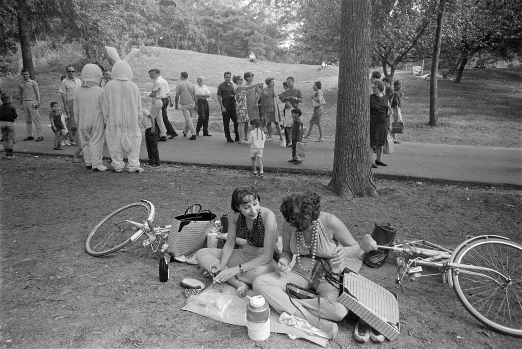 New York City, 1966 © Joel Meyerowitz, Courtesy Howard Greenberg Gallery