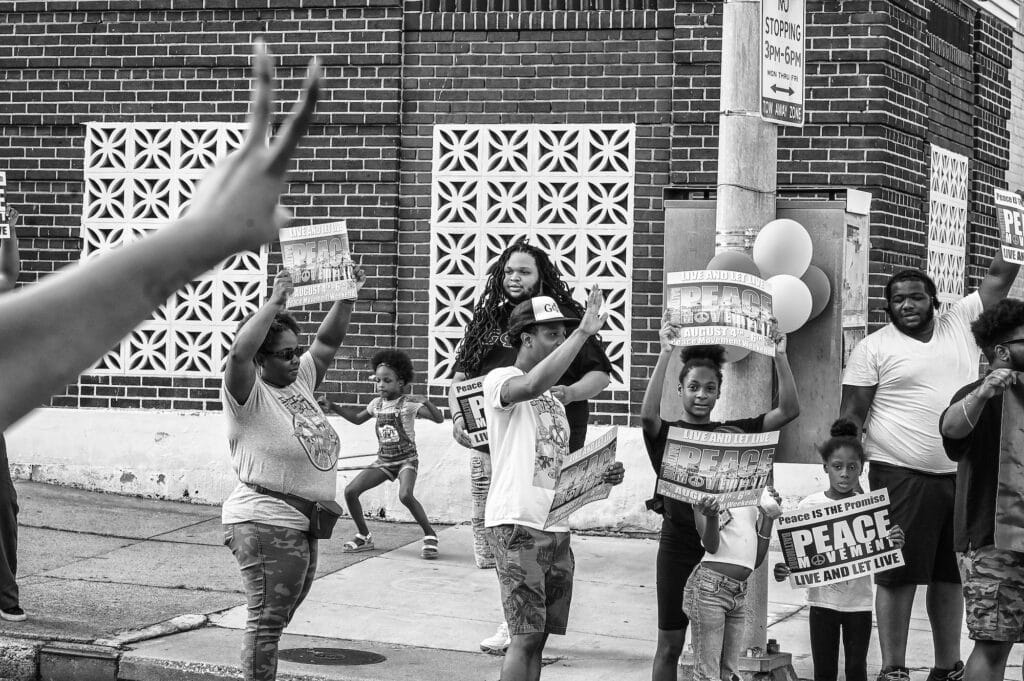 Enfants au rassemblement du Mouvement de la paix de l'avenue Edmonson en 2023