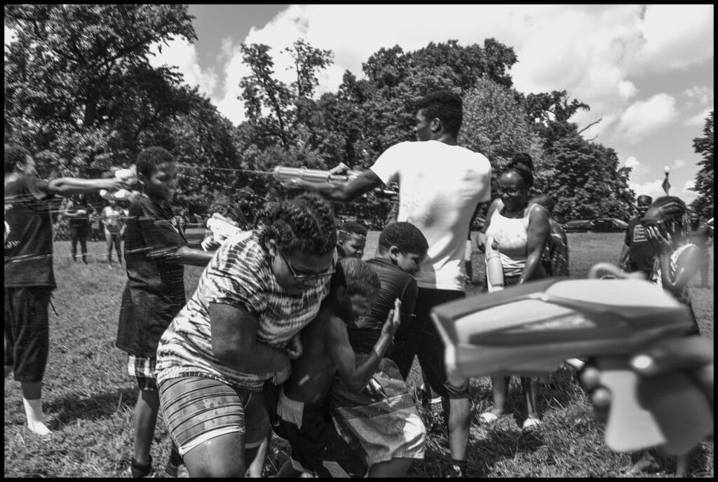 Des enfants de la communauté voisine de Resevoir Hill ont participé à la bataille de Super Soaker au parc de Druid Hill dans le cadre des festivités de Baltimore Ceasefire samedi.