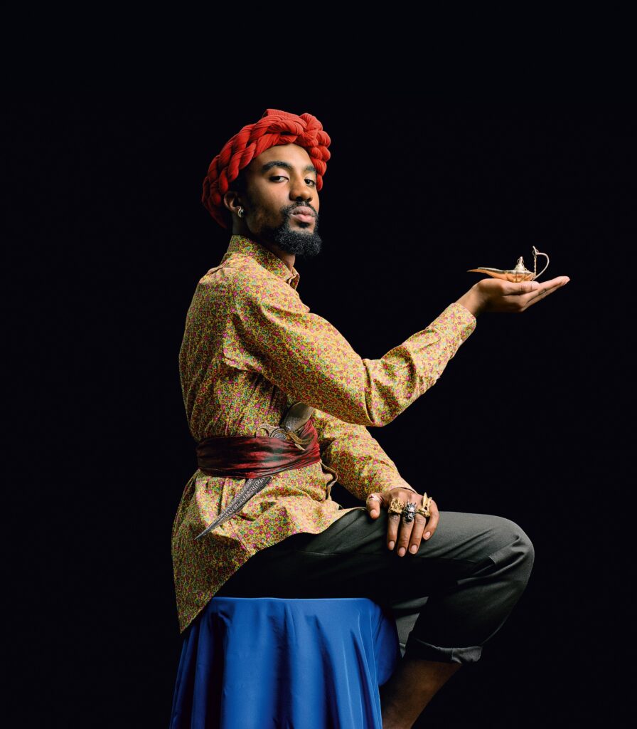 Awol Erizku, Garçon au turban rouge, 2014 ; tiré de Awol Erizku : Mystic Parallax (Aperture, 2023). Avec l'aimable autorisation de l'artiste
