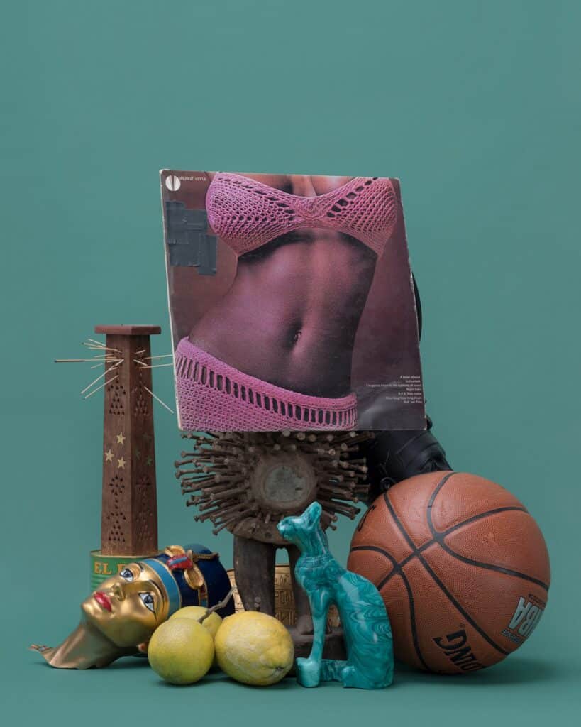 Awol Erizku, Sans titre (Donna Summer Nature morte), 2018 ; tiré de Awol Erizku : Mystic Parallax (Aperture, 2023). Avec l'aimable autorisation de l'artiste