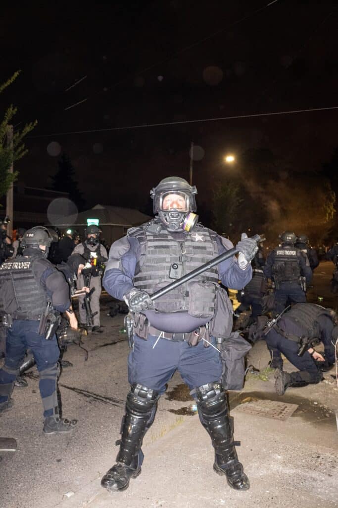 30 juin 2020. Des manifestants sont confrontés à la police de l'État de l'Oregon lors de manifestations devant l'Association de la police de Portland. © Rian Dundon