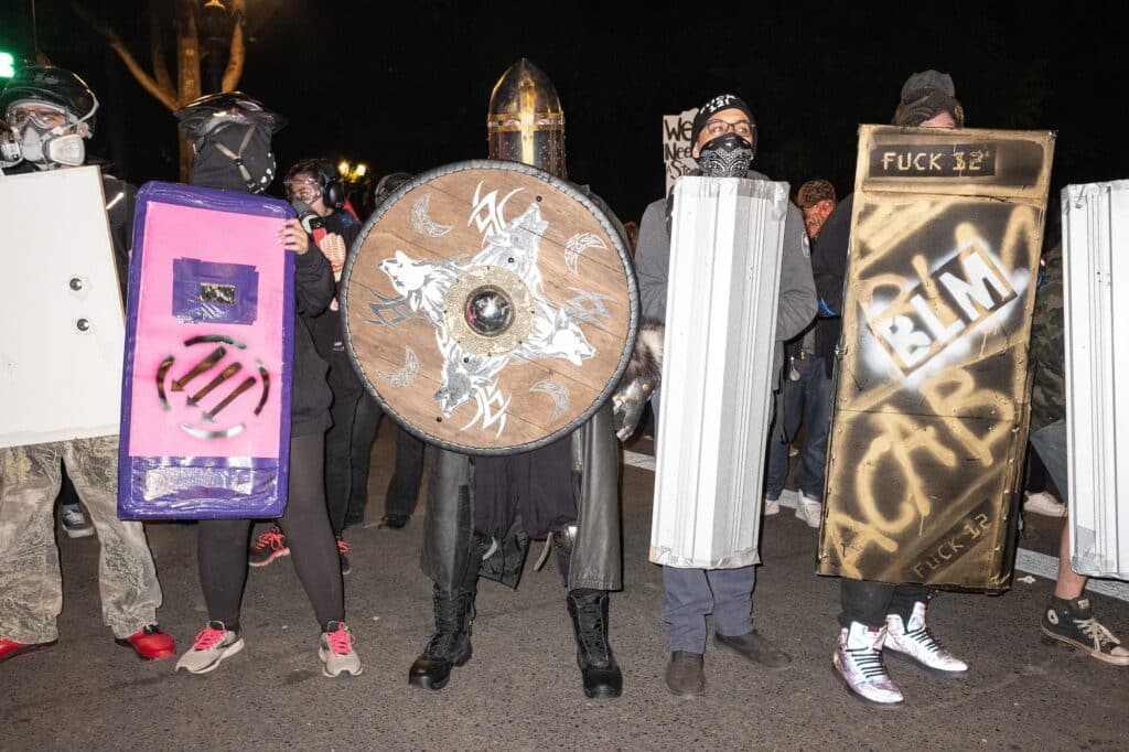 17 juillet 2020. Des manifestants forment une ligne de boucliers contre la police fédérale à Chapman Square. Rian Dundon