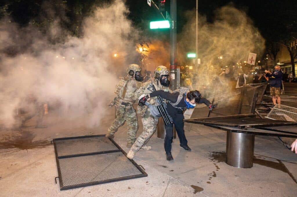 18 juillet 2020. Des US Marshals bousculent un manifestant devant le palais de justice de Hatfield. © Rian Dundon