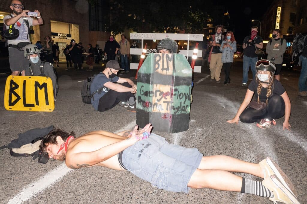 26 juillet 2020. Des activistes affrontent les autorités fédérales au coin de la 3e Avenue et de Taylor. Rian Dundon