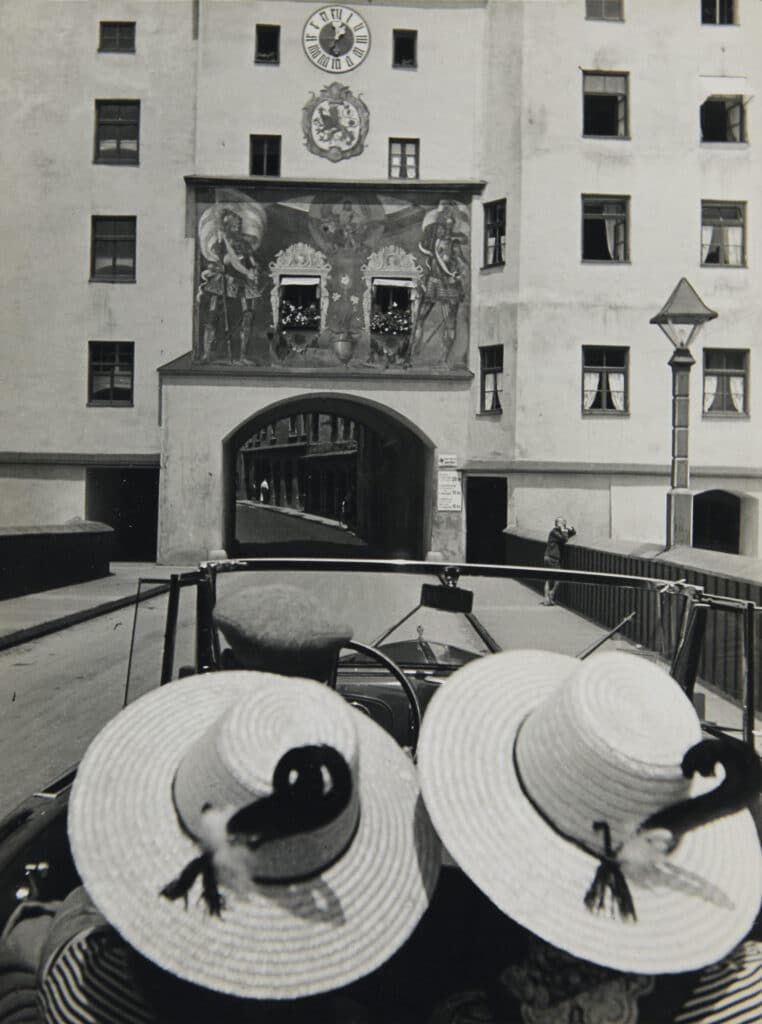 Paul Wolff, Entrée de la vieille ville de Waterburg, vers 1937 Entrance to the old town of Waterburg, ca. 1937 Tirage moderne – Modern print Collection Christian Skrein Photography