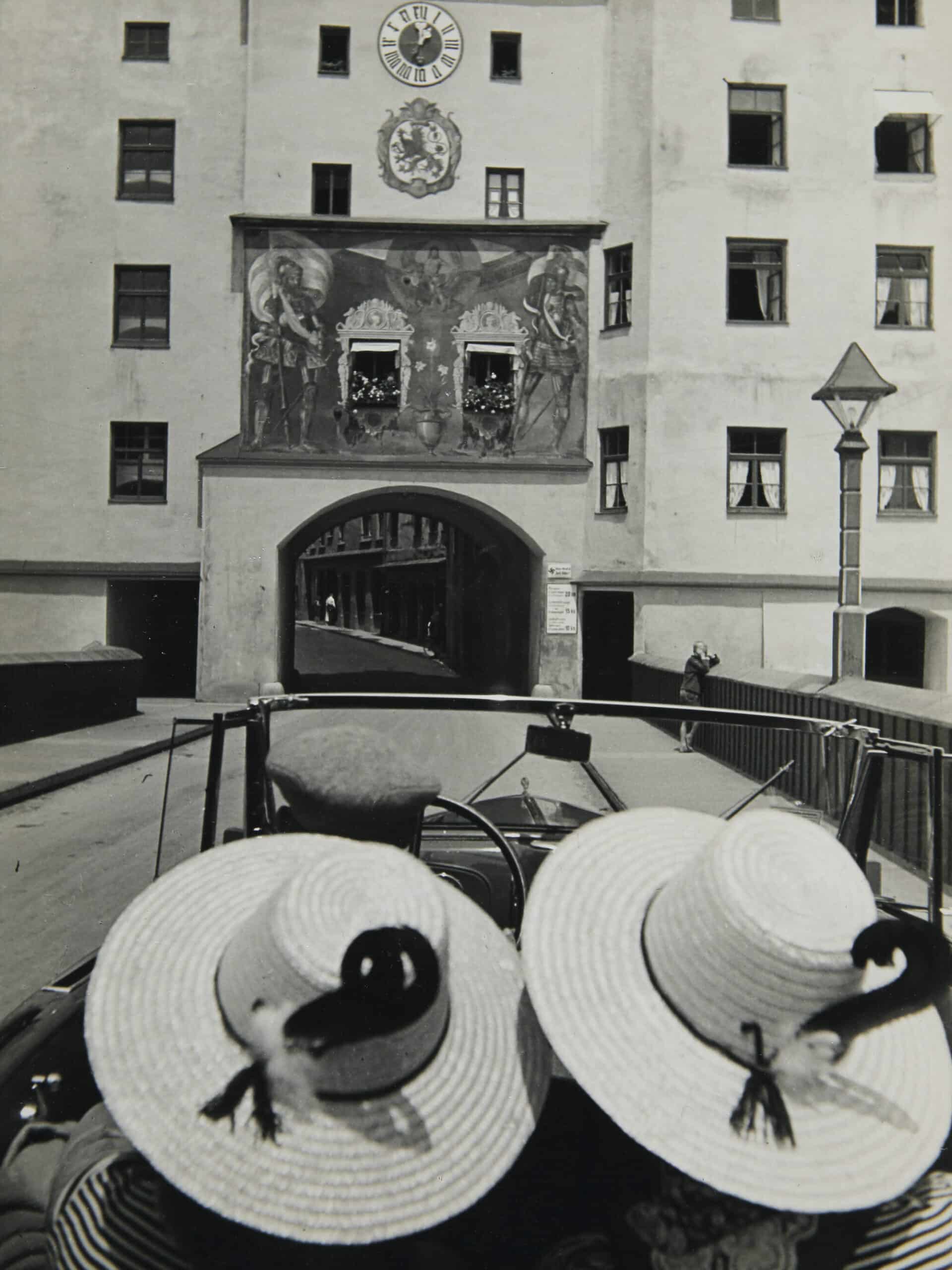 Entrance to the old town of Waterburg, ca. 1937 Tirage moderne – Modern print Collection Christian Skrein Photography