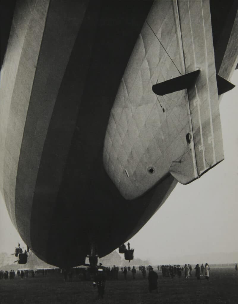 Paul Wolff, Atterrissage du dirigeable « Graf Zeppelin », aéroport de Francfort, vers 1936 Landing of the airship “Graf Zeppelin”, Frankfurt Airport, ca. 1936 Tirage moderne – Modern print Collection Christian Skrein Photography