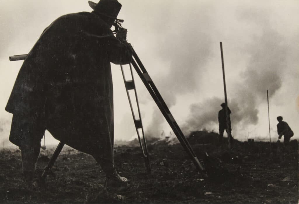 Autoroute du Reich Francfort-Darmstadt-Mannheim : métreur établissant le tracé, 1933 Tirage d’origine © Paul Wolff / Collection Christian Brandstätter