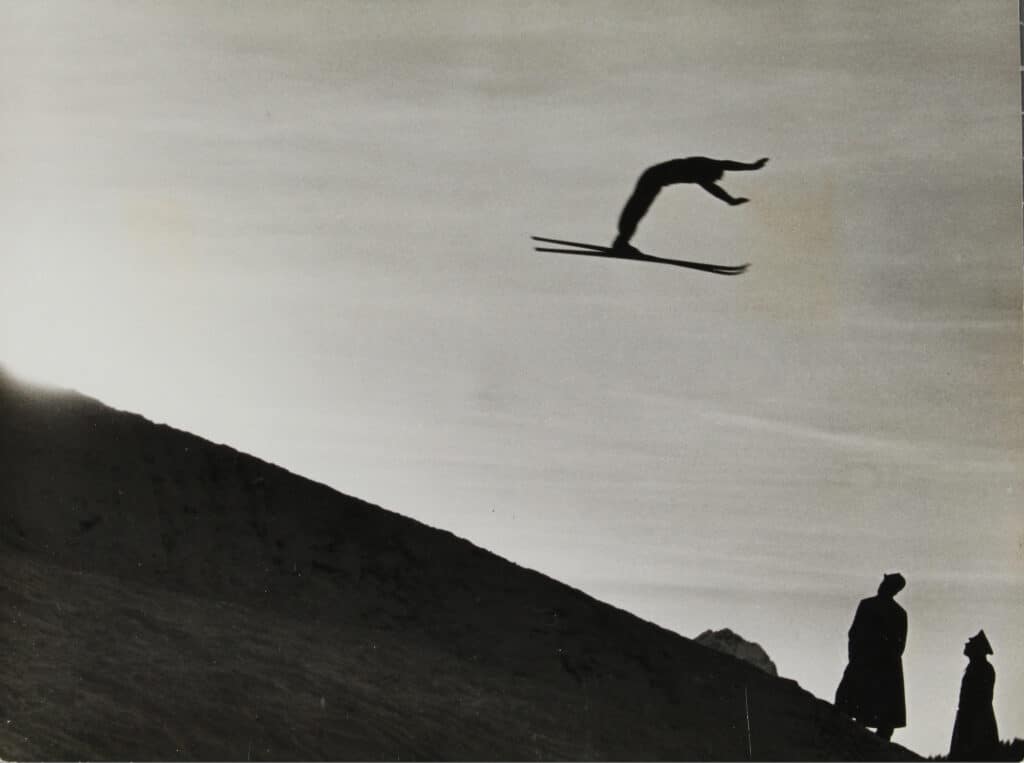 Paul Wolff, Entraînement sur le grand tremplin « Olympia ». Saut à skis lors des Jeux olympiques d’hiver à Garmisch-Partenkirchen, 1936 Tirage d’origine © Paul Wolff / Collection Christian Brandstätter