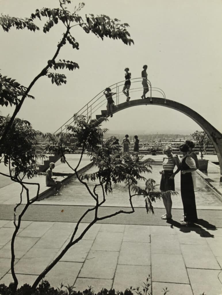 Opelbad [Opel pool], Wiesbaden, 1934 Tirage d’origine – Vintage print Collection Christian Brandstätter