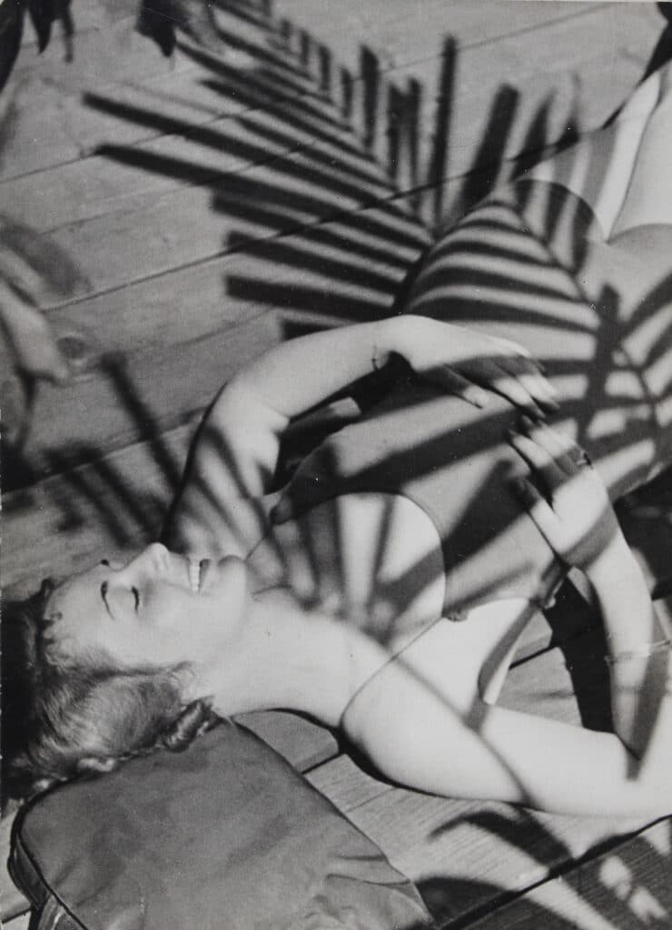 Paul Wolff, Femme en maillot de bain avec ombres de plantes, 1932 Tirage d’origine © Paul Wolff / Collection Christian Brandstätter