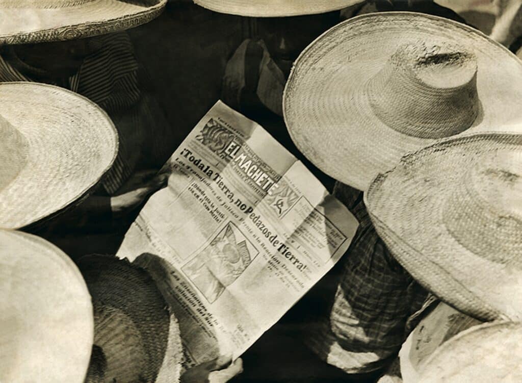 © Tina Modotti, Travailleur lisant El Machete, 1927, avec l’aimable autorisation de la galerie Throckmorton Fine Art, New York.