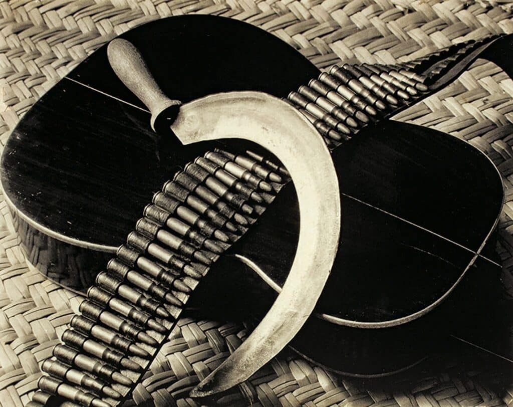 © Tina Modotti, Cartouchière, faucille et guitare, 1927, Collection et archives de la Fundación Televisa, Mexico.