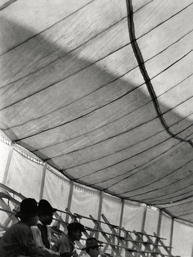 Tina Modotti Chapiteau de cirque, 1924 Tirage gélatino-argentique 23,5 × 17,8 cm Collection du Center for Creative Photography, University of Arizona. Fonds Edward Weston