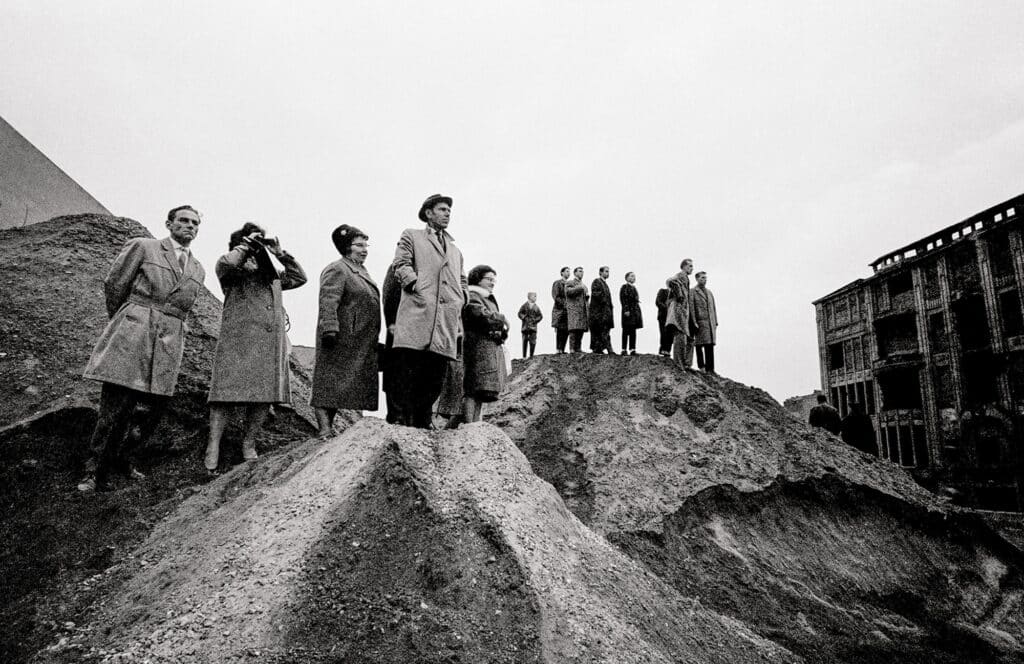 ALLEMAGNE, BERLIN, 1961. Des Occidentaux observent le mur alors qu'il est encore assez bas pour qu'on puisse voir par-dessus.