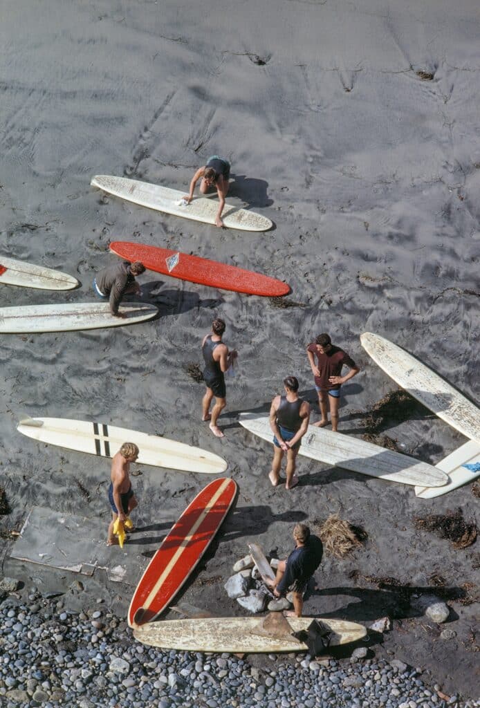 Surfeurs sur la plage. Malibu, Californie, États-Unis. 1965.