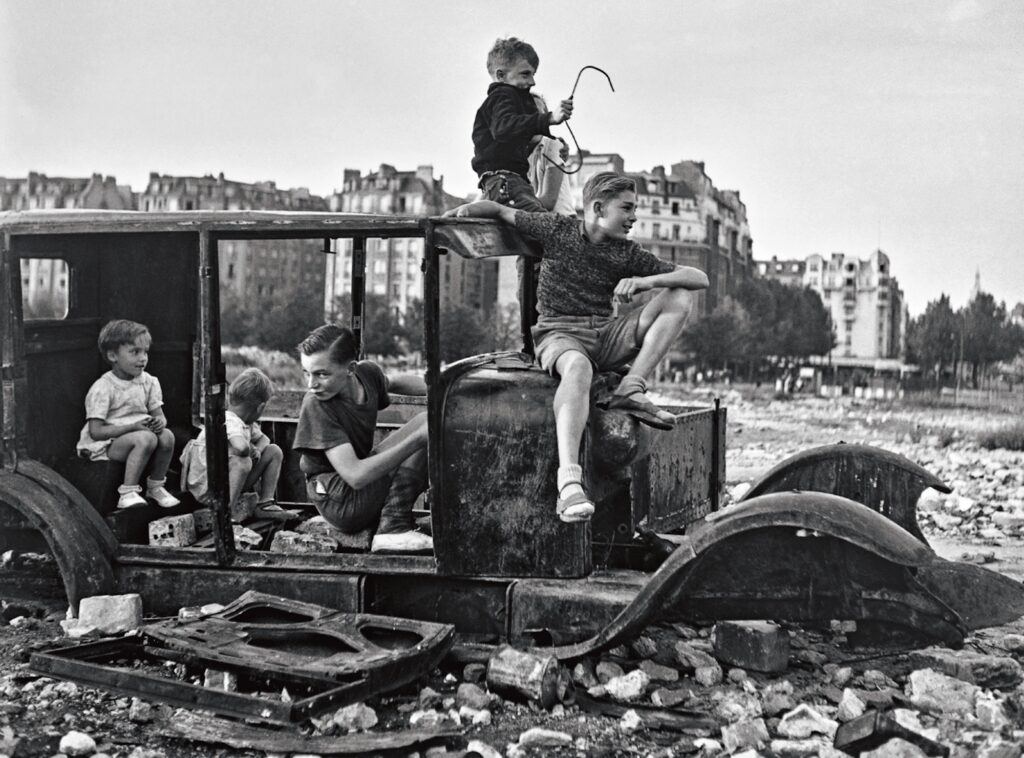 Robert Doisneau, la voiture fondue, Gentilly, 1947 © Atelier Robert Doisneau